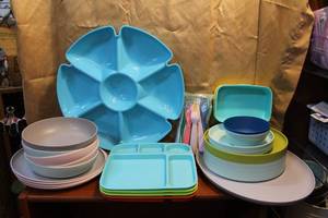 lot 36 image: Plastic dishes