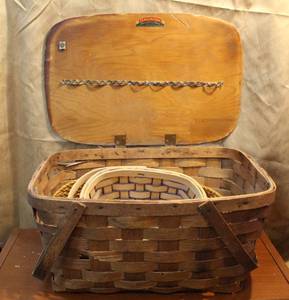 lot 62 image: Picnic basket with smaller baskets inside