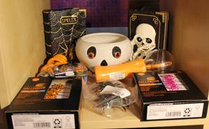 lot 83 image: Halloween lot see picture