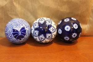 lot 97 image: 3 Porcelain Carpet Balls Vintage Cobalt Blue White Chinoiserie Ceramic