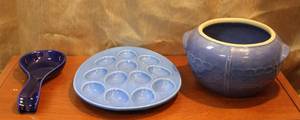 lot 103 image: Bean pot egg tray and spoon rest