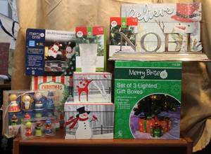 lot 106 image: Christmas lot