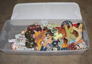 lot 112 image: Mixed holiday decorations with tote