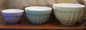 lot 125 image: Williams Sonoma dishware bowls