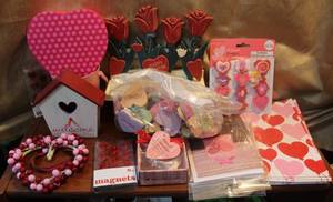 lot 184 image: Lot of Valentines things