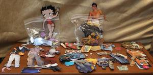 lot 238 image: Lot of magnet people with clothes like Betty boop and Elvis and more see pictures