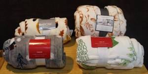 lot 263 image: 4- fleece blankets