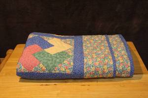 lot 302 image: Handmade quilt