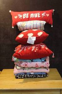 lot 317 image: Mixed Lot of fleece blankets and throw pillows