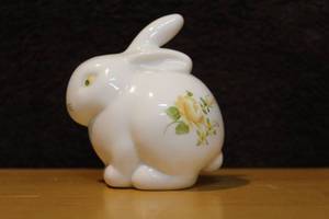 lot 341 image: FENTON WHITE RABBIT WITH HAND PAINTED YELLOW FLOWERS SIGNED VINTAGE