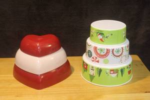 lot 348 image: Bowls heart shape and round