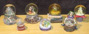 lot 352 image: Mixed lot of snow globes