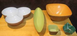 lot 359 image: Decorative plastic serving bowls