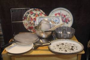 lot 366 image: Mixed Lot of kitchen things like strainers frying pan serving trays and more see photo
