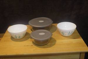 lot 374 image: Lot of Pyrex bowls