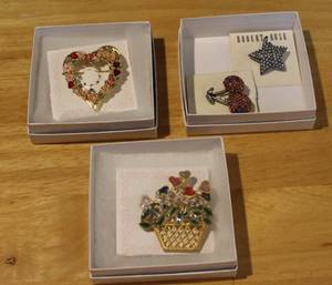 lot 391 image: Mixed lot of brooches