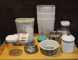 lot 395 image: Lot of bowls and Plastic containers and more sea photo