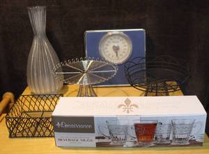 lot 424 image: Set of four fine Crystal beverage mugs capacity 12 oz and vase and more see pictures