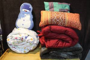 lot 448 image: Blankets throw pillows Christmas sheet set and Christmas pillow