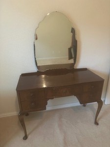 lot 18 image: Beautiful VINTAGE  Vanity ( 43W X 30H X 18D) 5 DRAWERS with ORNATE Mirror - Mint condition
