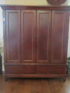 lot 34 image: HOOKER FURNITURE ENTERTAINMENT UNIT, DOUBLE DOORS,  2 DRAWERS ON BOTTOM - 64H 58 W X 24 D ( TV NOT INCLUDED)