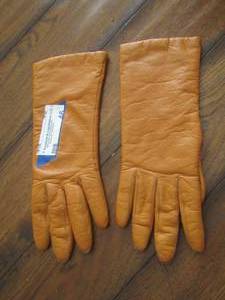 lot 46 image: pair of womens gloves