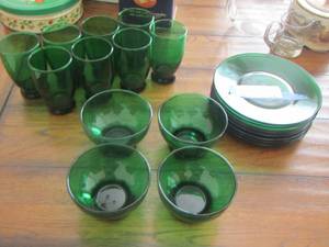 lot 10 image: EMERALD GLASS PLATES (8), TUMBLERS ( 8) , BOWLS (4)