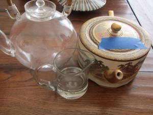 lot 58 image: 2 tea pots and a creamer dish