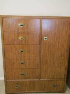 lot 8 image: DREXEL Chest OF Drawers - 6 DRAWERS & 1 CABINET  54 X 43 X 19   very clean and in great condition