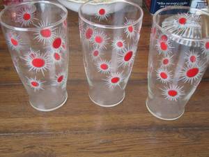 lot 71 image: VINTAGE  HAZEL ATLAS GLASS TUMBLERS  RED & WHITE SUNBURST  QTY 3