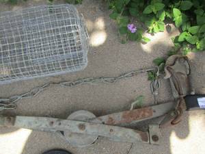 lot 101 image: pulleycome along - small live animal trap