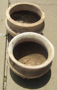lot 112 image: 2 flower pots  good condition