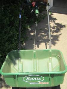 lot 114 image: Scotts yard seeder