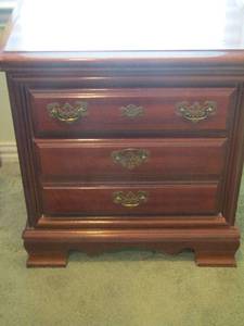 lot 123 image: NIGHT STAND 3 Drawer  26h x 24 w x 15d