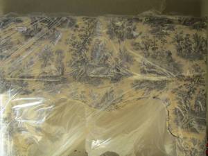 lot 130 image: FABRIC COVERED WINDOW VALANCE