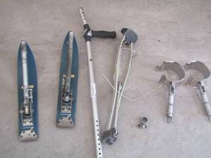 lot 133 image: AMPUTEE SNOW SKIS, QTY 2,  AND CRUTCH  PLUS