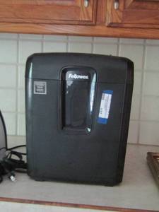 lot 137 image: Fellowes paper shredder