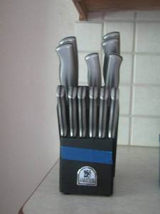 lot 139 image: SARATHER Knife Set  CONSISTS OF 12 KNIVES  & 1 KNIFE BLOCK  Like new