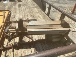lot 143 image: EARTHQUAKE LOG SPLITTER ELECTRIC, 5 TON, 20L LOG CAPACITY -- UNTESTED -