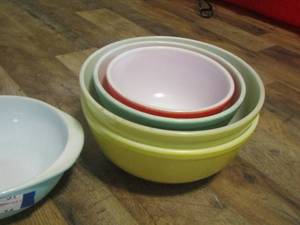 lot 34 image: VINTAGE PYREX BOWLS DIFFERENT SIZES -  RED, GREEN, YELLOW X2  PLUS LIGHT BLUE  QTY 5 BOWLS