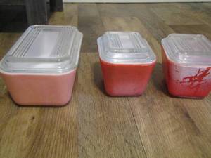 lot 35 image: QTY 3 VINTAGE Pyrex REFRIGERATOR DISHES WITH CLEAR LIDS 2 RED 1 PINK