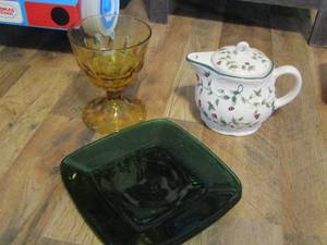 lot 36 image: QTY 3 GREEN GLASS PLATES, YELLOW GOBLET, WINTERBERRY PFALTZGRAFF TEAPOT WITH STRAINER