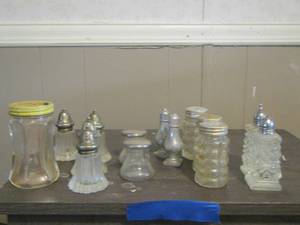 lot 38 image: VARIOUS VINTAGE SALT AND PEPPER SHAKERS