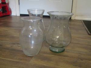 lot 49 image: QTY 3 CLEAR GLASS VASES
