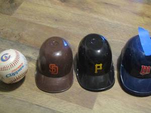 lot 63 image: SIGNED BASEBALL FROM THE COLUMBUS CLIPPERS AND VARIOUS MINI PLASTIC BASEBALL CAPS
