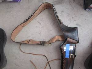 lot 101 image: Gun holster W AMMO BELT