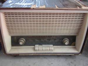 lot 102 image: LUPER HI-FI SHORTWAVE  RADIO RECEIVER - BANDSPREAD  - CITY NAMES OF MADRID, VIENNA GERMANY,  MOSCOW, WARSAW, VATICAN  PLUS MORE  - NOT TESTED