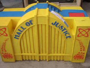 lot 124 image: HALL OF JUSTICE - Kids toy