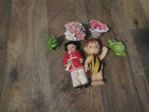 lot 137 image: mini figurines frogs- bam bam plus