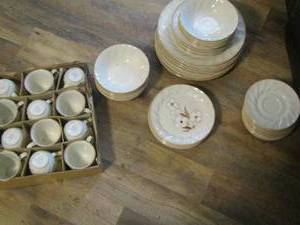 lot 142 image: Sculptura hearthside stoneware China includes, 6 cereal bowls- 5 saucers- 5 dessert plates- 8 dinner plates-12 cups and cup saucers